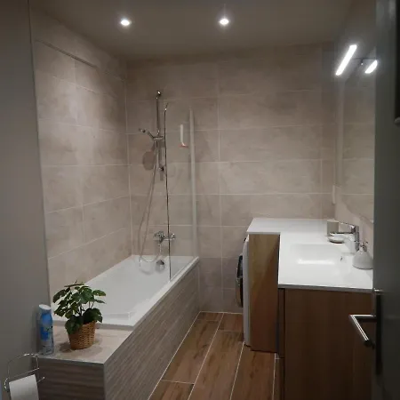 Quartier Chateau - Wifi - Garage Individuel A Cle - Electromenager Complet بو